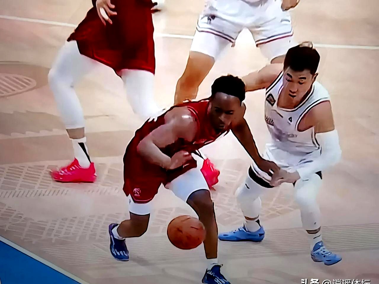678体育app下载-激烈对抗！男子篮球比赛中的精彩一战的简单介绍